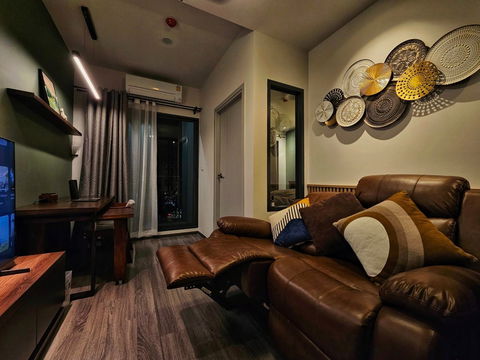Ideo Chula Samyan【𝐑𝐄𝐍𝐓】🔥Classic-style room with stylish wooden furniture! Fully furnished.🔥  Contact Line ID: @hacondo