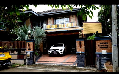 บ้านเดี่ยว รังสิต : ขาย บ้านเดี่ยว 2 ชั้น 2 หลัง รวม 100 ตรว. หลังใหญ่ที่สุดในหมู่บ้าน ติดสถานีรถไฟฟ้าสายสีแดง เดินได้ไม่ถึง 5 นาที ตรงข้ามบริษัทเวิร์คพอยท์สตูดิโอ ทำเลดี