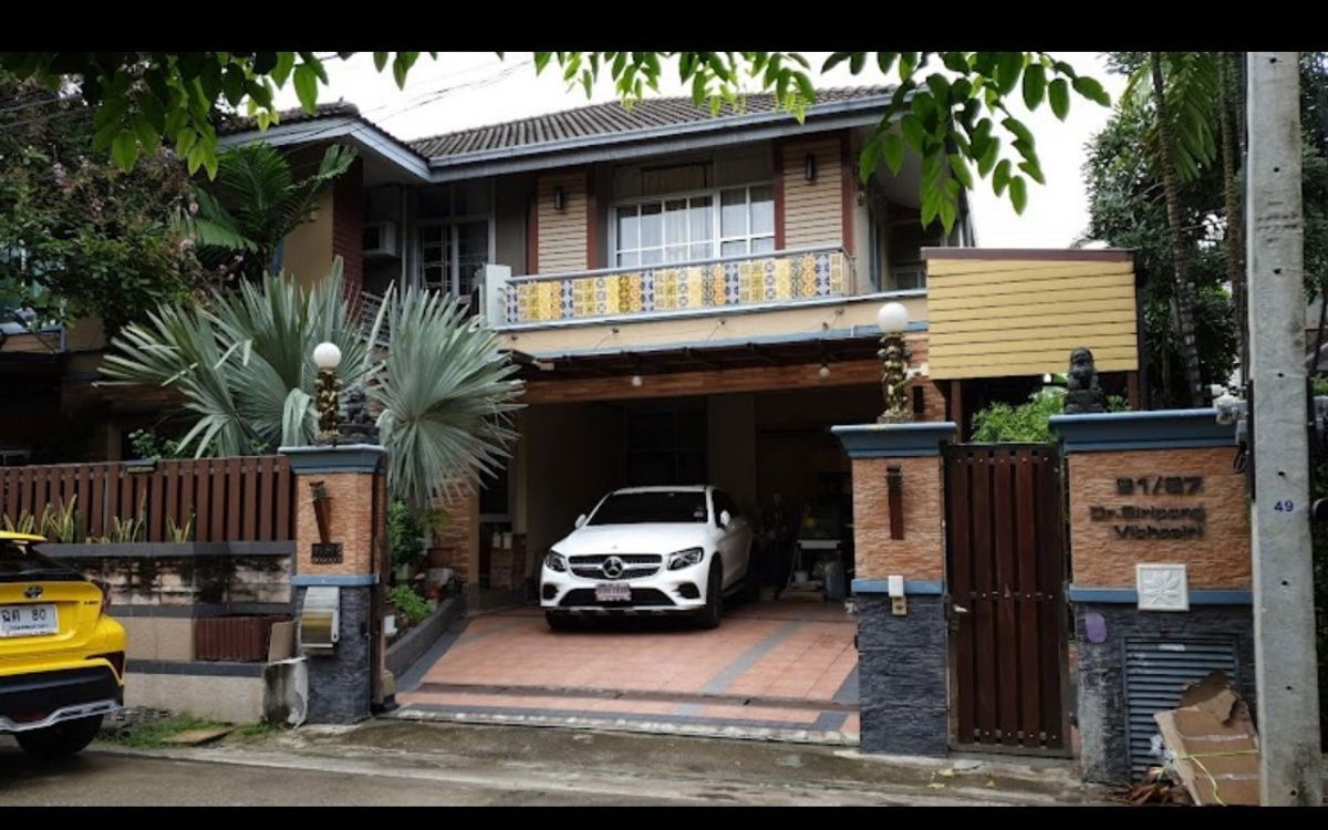 รูป ขาย บ้านเดี่ยว 2 ชั้น 2 หลัง รวม 100 ตรว. หลังใหญ่ที่สุดในหมู่บ้าน ติดสถานีรถไฟฟ้าสายสีแดง เดินได้ไม่ถึง 5 นาที ตรงข้ามบริษัทเวิร์คพอยท์สตูดิโอ ทำเลดี - รูปที่ 1/35