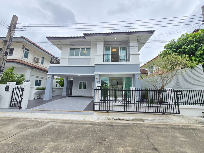 ขายบ้านเดี่ยว : บ้านเดี่ยว หลังใหญ่ ตกแต่งใหม่ทั้งหมด พร้อมเข้าอยู่ได้เลย สวย เรียบ หรู กว้างขวาง หมู่บ้าน วาสินี ถนนลาดพร้าว101 แยก42 สไตล์โมเดิร์น ใกล้รถไฟฟ้า