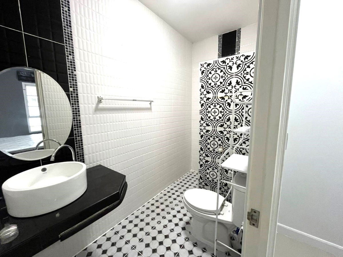 picture Single storey house for rent with 3 bedrooms,2 toilets and 1 kitchen.  - 12/18