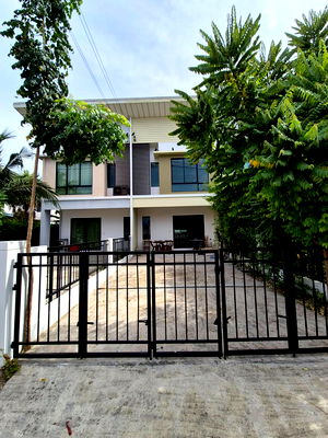 Townhouses for sale Makro Bangbuathong : [For Sale] Townhouse Modi Villa Bang Bua Thong 📍 Prime location near Sombat Buri Market. ,only 5 minutes to Central Westgate.