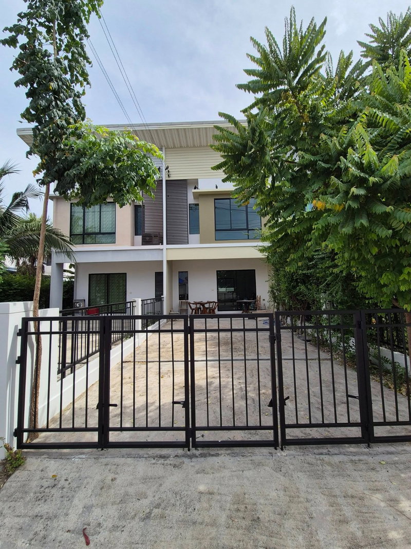 Townhouses for sale : [For Sale] Townhouse Modi Villa Bang Bua Thong 📍 Prime location near Sombat Buri Market. ,only 5 minutes to Central Westgate.