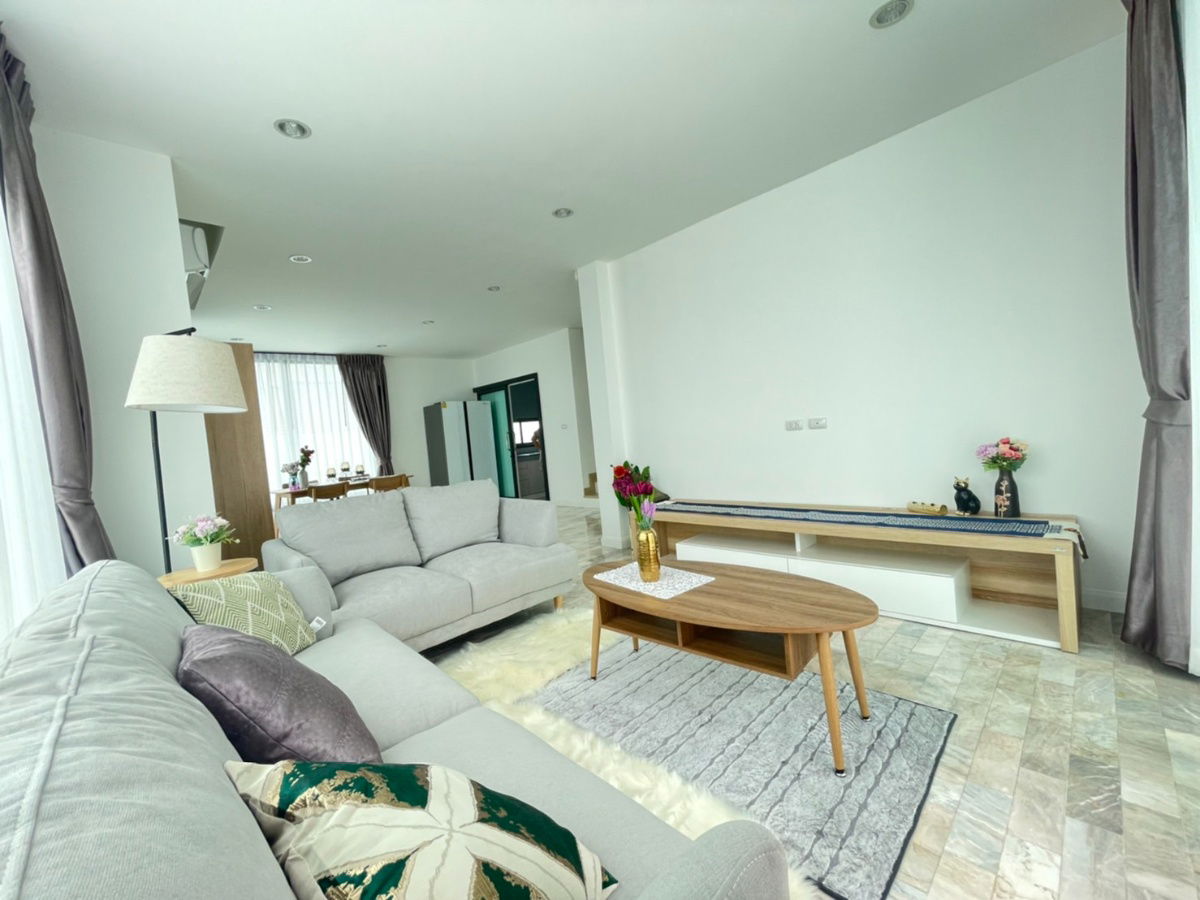 รูป ขายบ้านเดียวสองชั้น     3 ห้องนอน    3  ห้องน้ำ  1 ห้องครัว  2  ที่จอดรถ - รูปที่ 3/24