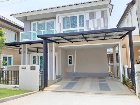 A two storey house for rent with 3 bedrooms,3 toilets and 1 kitchen.