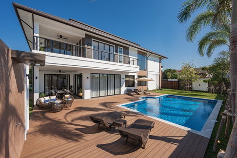 Two-storey pool villa detached house for sale  5 bedrooms and 6 bathrooms.