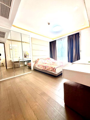 Condos for rent : 🏢 For rent✨ Low-rise condo in Huai Khwang, rental price 25,000 baht/month, private, quiet | pool view 🏊‍♀️