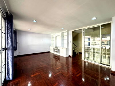 Townhouses for sale Max Valu Pattanakarn : Urgent sale  Warathorn Ville Village, Phatthanakan 44