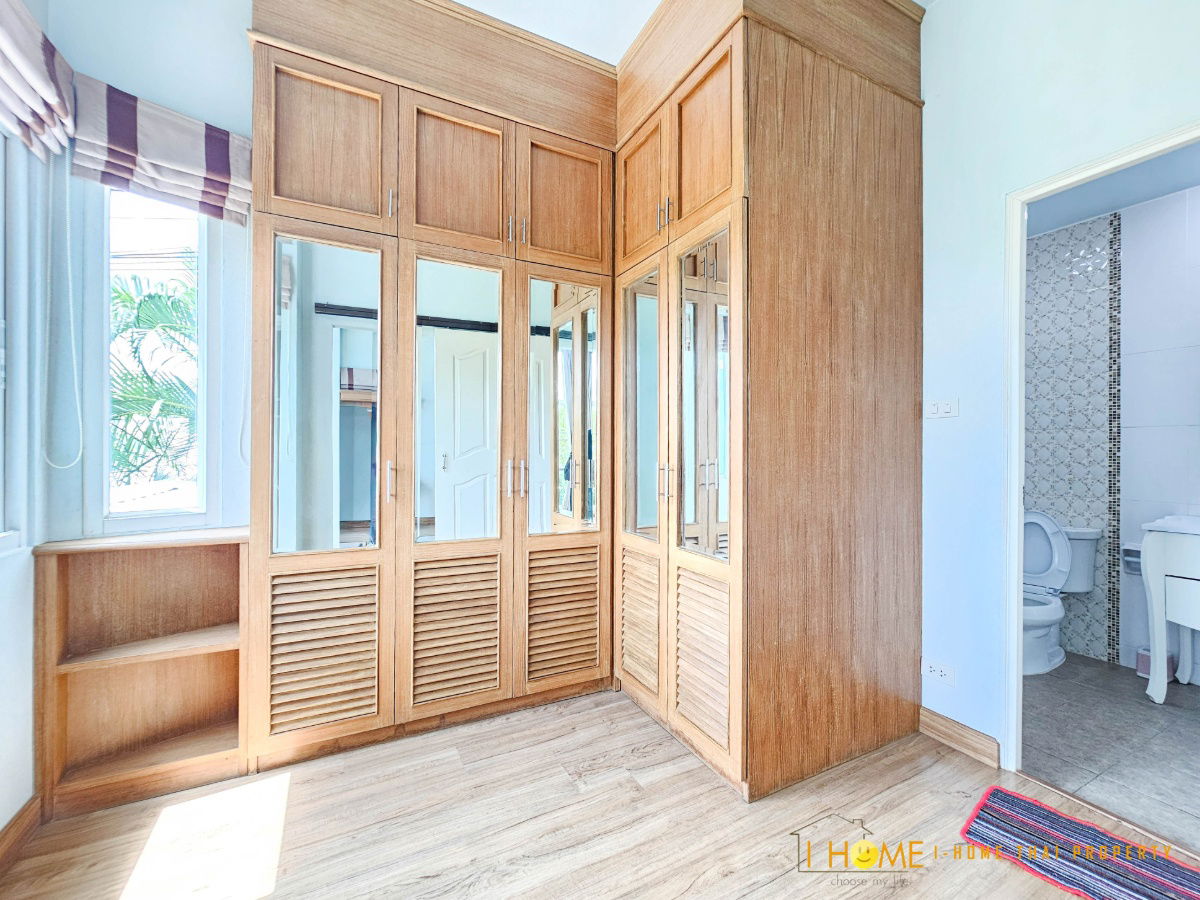 picture Two-story detached house for rent with 3 bedrooms and 3 bathrooms. - 33/37