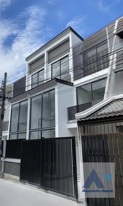 รูป 🔼🔽 AccomA 📩 Modern renovated townhouse in the heart of Ekkamai (AA42420) - รูปที่ 2/20
