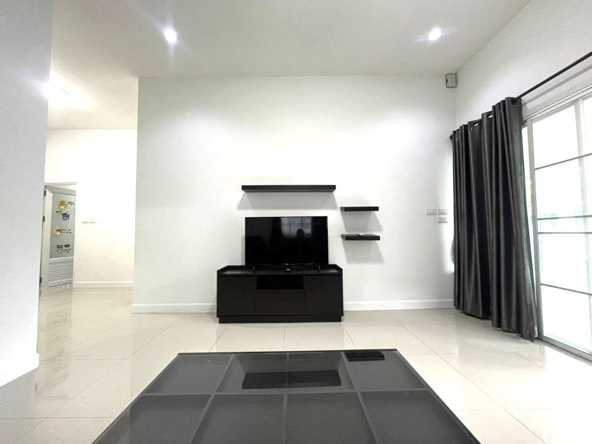 picture Single storey house for rent with 3 bedrooms,2 toilets and 1 kitchen.  - 5/18
