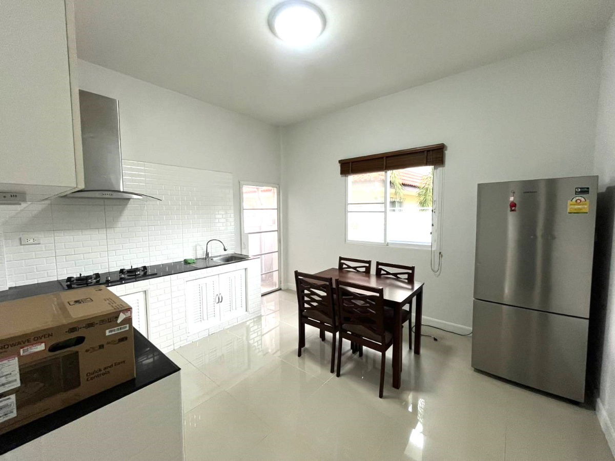 picture Single storey house for rent with 3 bedrooms,2 toilets and 1 kitchen.  - 13/18
