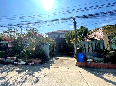 Houses for rent Phahonyothin Road : Single house for rent in Lat Pla Khao Road area, on 65 sq m of land, coordinates: Anusawari Subdistrict, Bang Khen District, Bangkok.