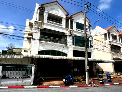 Home office for sale Srinagarindra Road :  Home Office for Sale – Prime Location Next to MRT Sri Bearing- Near Mega Bangna