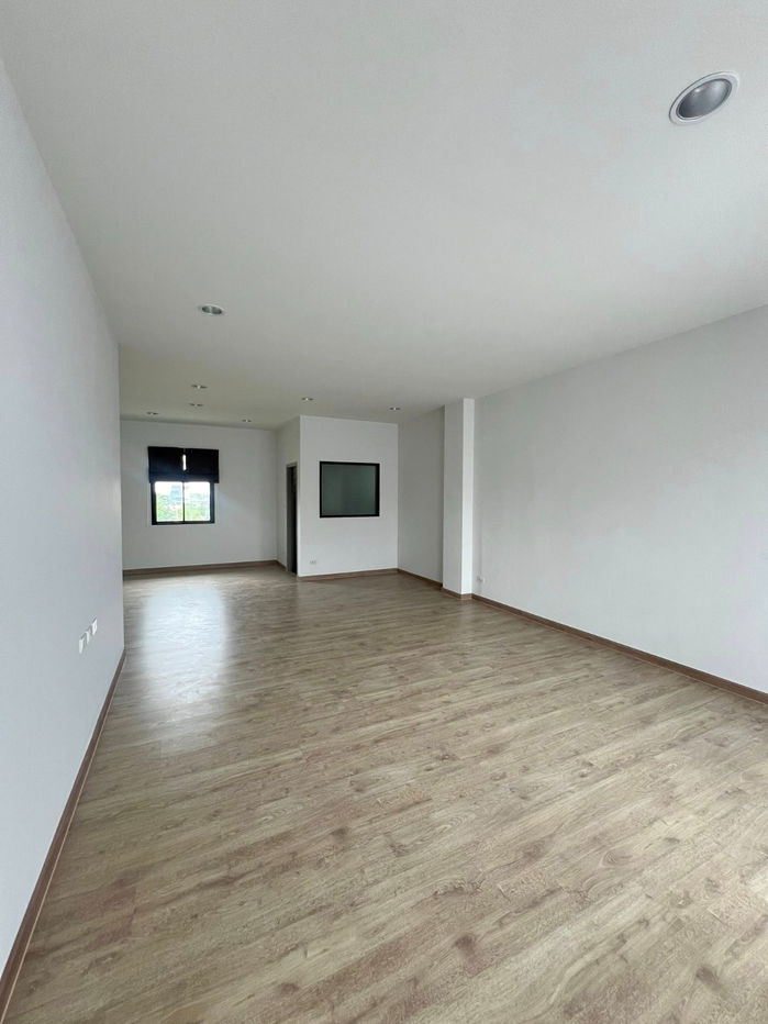 รูป ให้เช่า! ทาวน์โฮม 3.5 ชั้น หลังมุม Premium Place พหลโยธิน-รามอินทรา (220 ตร.ม.) โซลาร์เซลล์, ใกล้ BTS สายหยุด (จดบริษัทได้) - รูปที่ 13/14