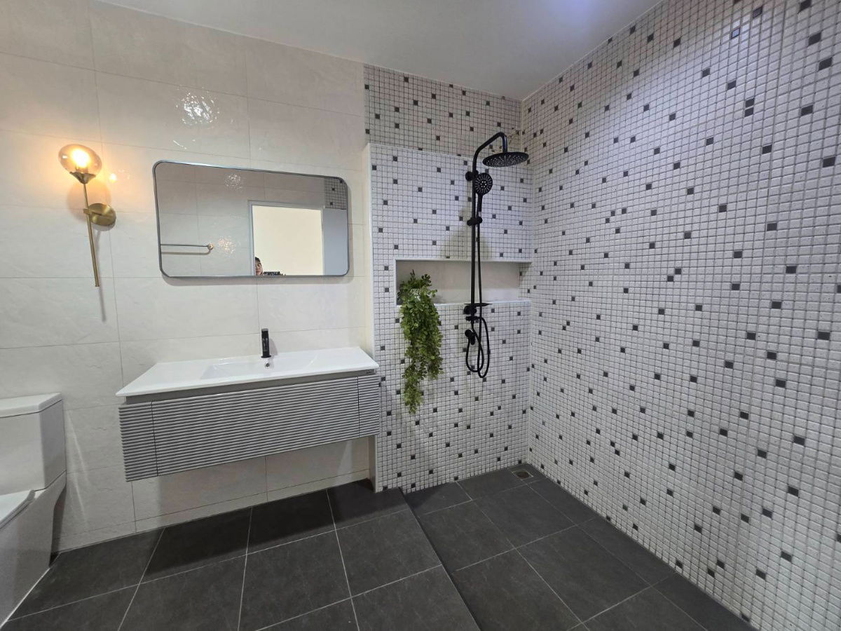 รูป บ้านหลังใหญ่ เนื้อที่เยอะมาก แต่งใหม่ทั้งหลัง ต่อเติมเต็ม จัดสวนสวย น่าอยู่มาก หมู่บ้าน ทัสคาน่า ถนนพระยาสุเรนทร์41 คลองสามวา  - รูปที่ 46/55