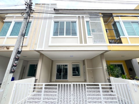  ขายทาวน์โฮมสองชั้น  3 ห้องนอน  3 ห้องน้ำ  1 ห้องครัว  2 ที่จอดรถ