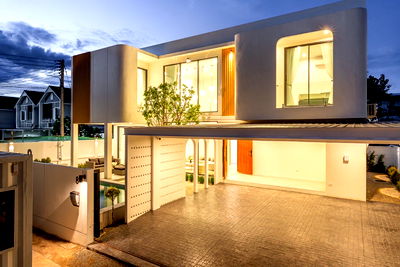 Houses for sale Chiang Mai : Two-story pool villa for sale  4 bedrooms, 5 bathrooms and 1 parking.
