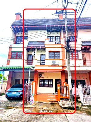 Townhouses for rent Bangkok : There is a lawn in front of the townhouse 3Storeys 4bedrooms. Nawamin 131-141 7-Eleven 2a/c opposit