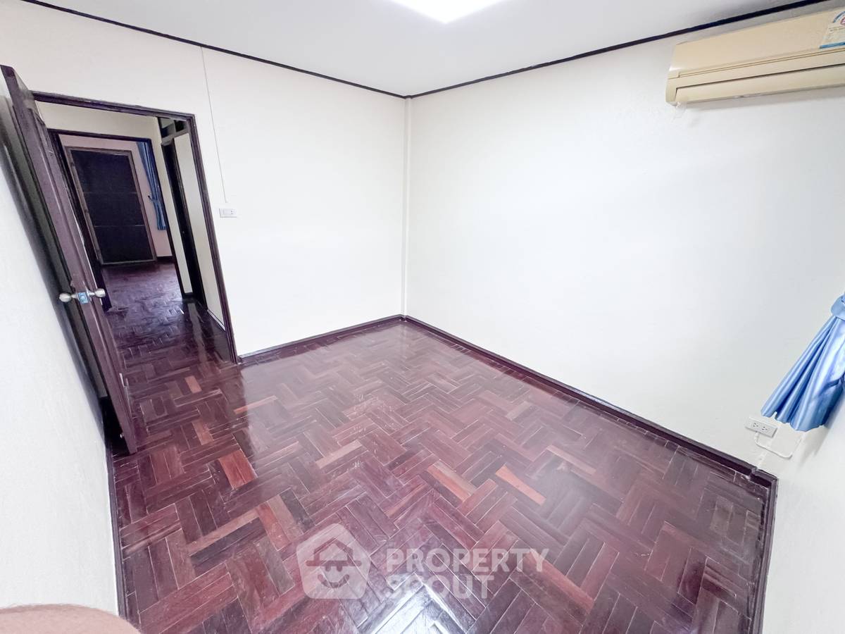 picture 4-BR Townhouse near MRT Huai Khwang (ID 2336633) - 11/14