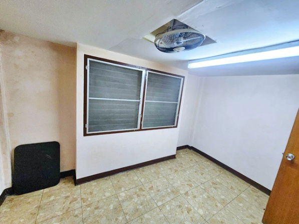 รูป ชั้นล่างเท่านั้น ให้เช่าอาคารพาณิชย์ 3.5 ชั้น 1-2คูหา 22ตร.วา 88ตร.ม. Terminal21 2.1กม. ห้างกรีนเพลส 400ม. - รูปที่ 7/8