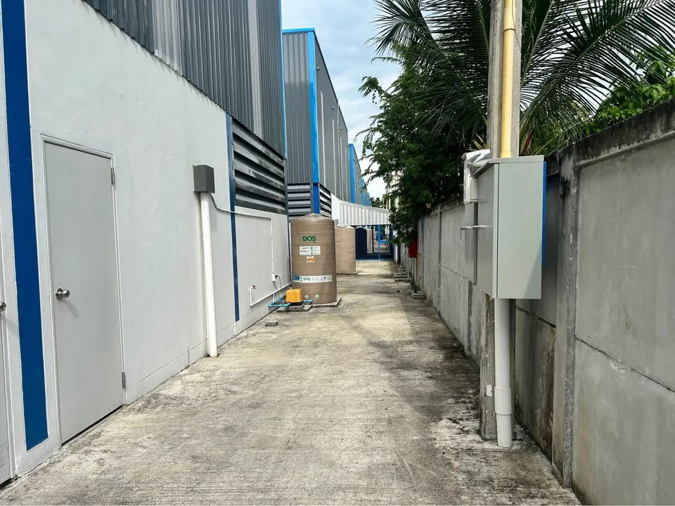 รูป โกดังให้เช่า ลำลูกกาคลอง6 ขนาด 600 ตรม.  มี ออฟฟิศ 2 ชั้น พื้นรับน้ำหนัก 3 ตัน/ตรม. ไฟฟ้า 3 เฟส อาคารใหม่ พื้นขัดมัน ทำโรงงานได้ รถใหญ่เข้าได้ - รูปที่ 3/14