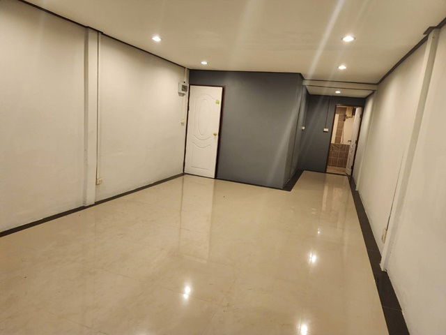 รูป ติดตลาด เปิดซิง MRT รัชดาภิเษก 2.1กม.ลาดพร้าว 60-64 เดินถึง MRTโชคชัย 4 299ม.6-8นอน 4ชั้น 6น้ำ 6แอร์ Hostel Airbnb ตรงข้าม ตลาดอินดี้ - รูปที่ 2/8