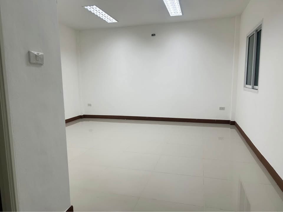 รูป โกดังให้เช่า ลำลูกกาคลอง6 ขนาด 600 ตรม.  มี ออฟฟิศ 2 ชั้น พื้นรับน้ำหนัก 3 ตัน/ตรม. ไฟฟ้า 3 เฟส อาคารใหม่ พื้นขัดมัน ทำโรงงานได้ รถใหญ่เข้าได้ - รูปที่ 12/14