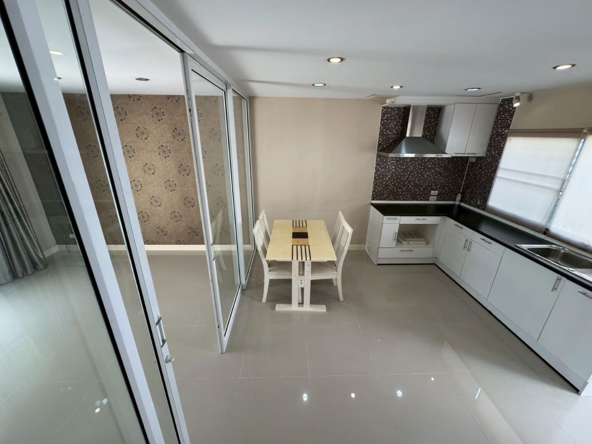 รูป 🏡 ขายบ้านกลางเมือง Essence อ่อนนุช–วงแหวน ลาดกระบัง  ทาวน์เฮ้าส์ 2 ชั้น เนื้อที่ 20 ตารางวา สภาพดี พร้อมเข้าอยู่ ✨ - รูปที่ 5/10