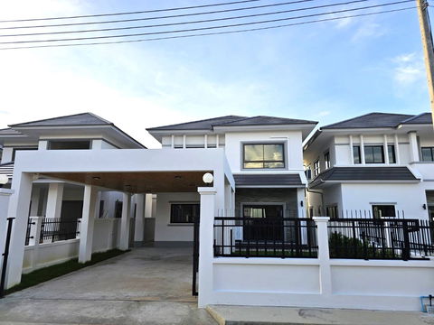 Two storey house for rent with 3 bedrooms,3 toilets and 1 kitchen. 