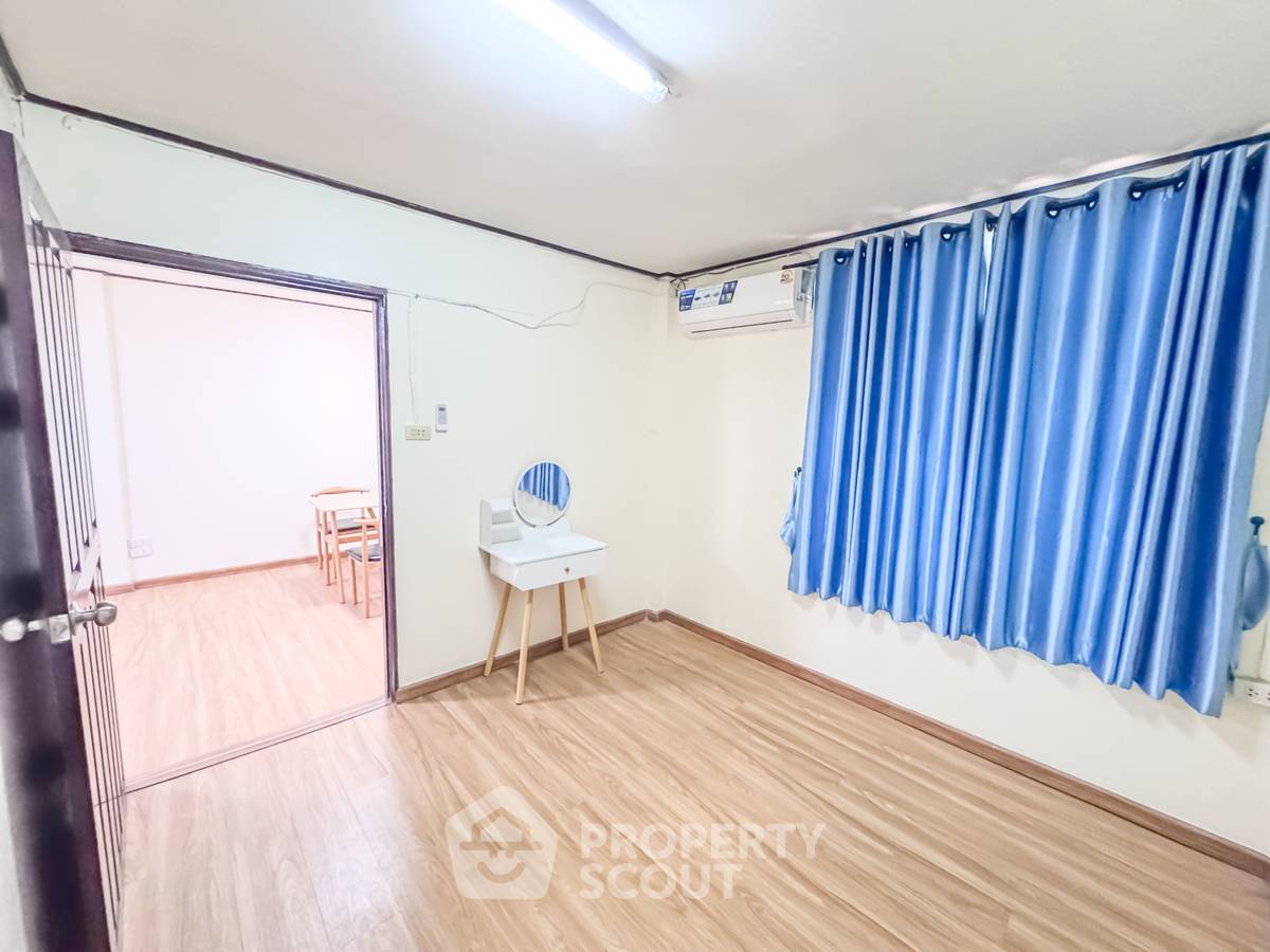 picture 4-BR Townhouse near MRT Huai Khwang (ID 2336633) - 8/14