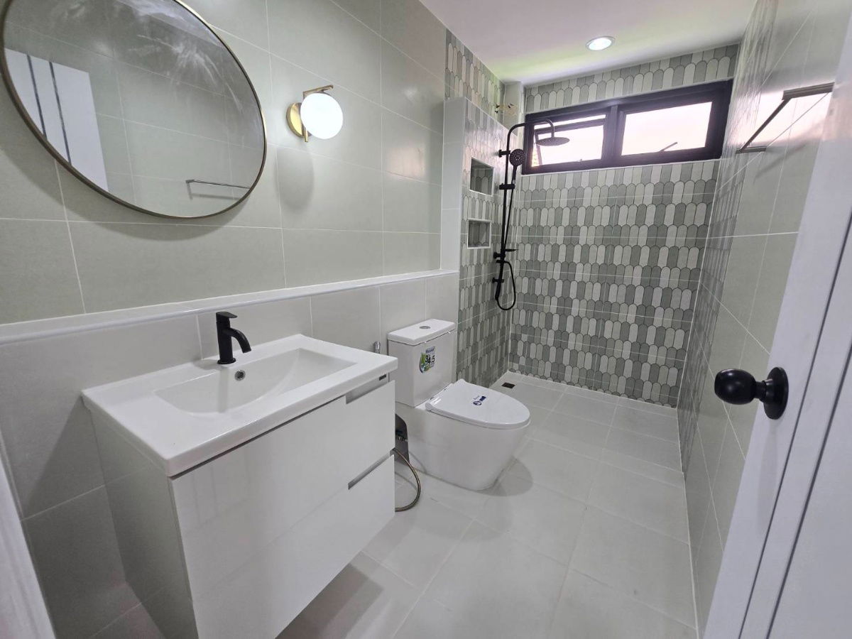 รูป บ้านหลังใหญ่ เนื้อที่เยอะมาก แต่งใหม่ทั้งหลัง ต่อเติมเต็ม จัดสวนสวย น่าอยู่มาก หมู่บ้าน ทัสคาน่า ถนนพระยาสุเรนทร์41 คลองสามวา  - รูปที่ 54/55