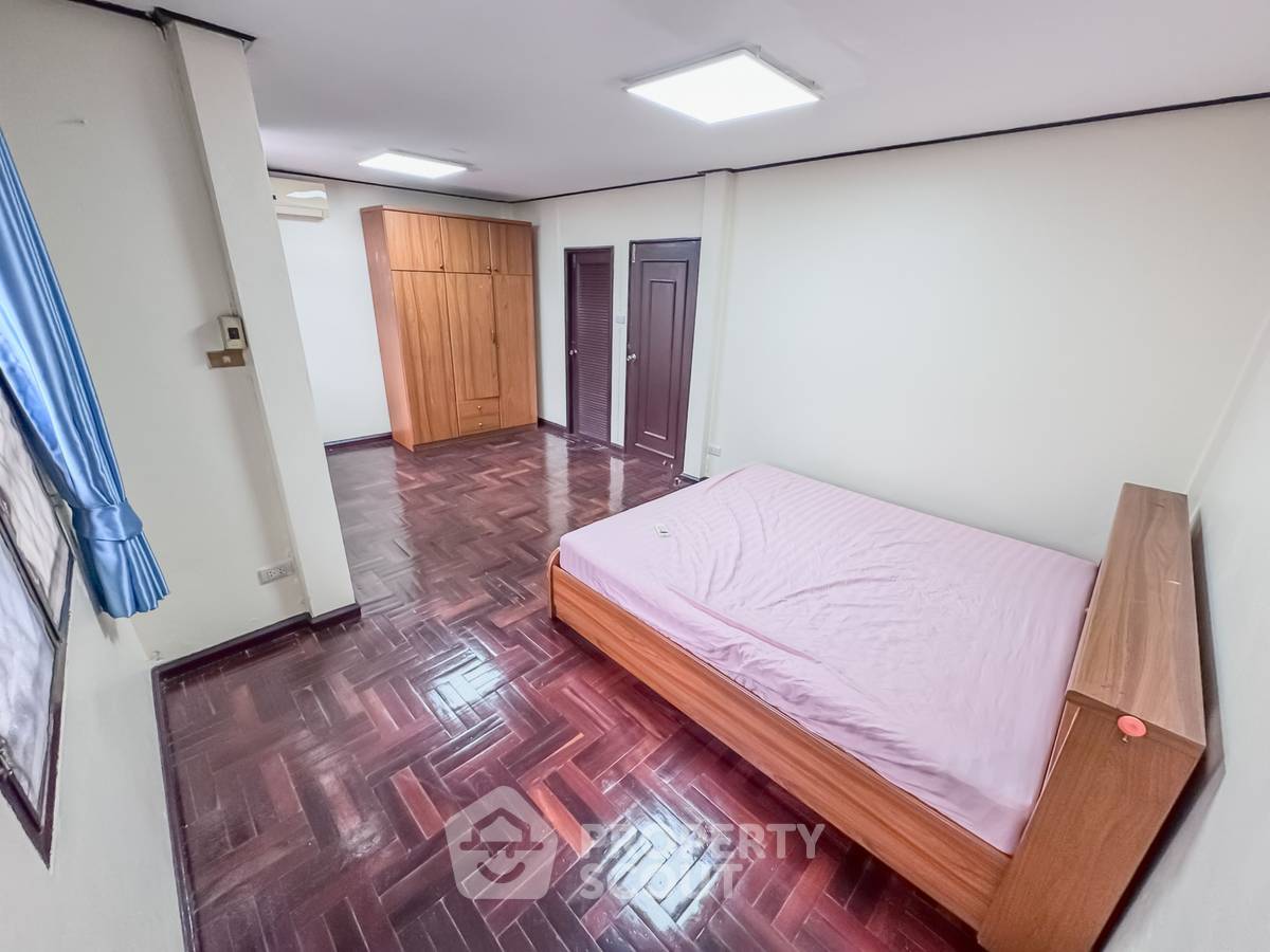 picture 4-BR Townhouse near MRT Huai Khwang (ID 2336633) - 12/14