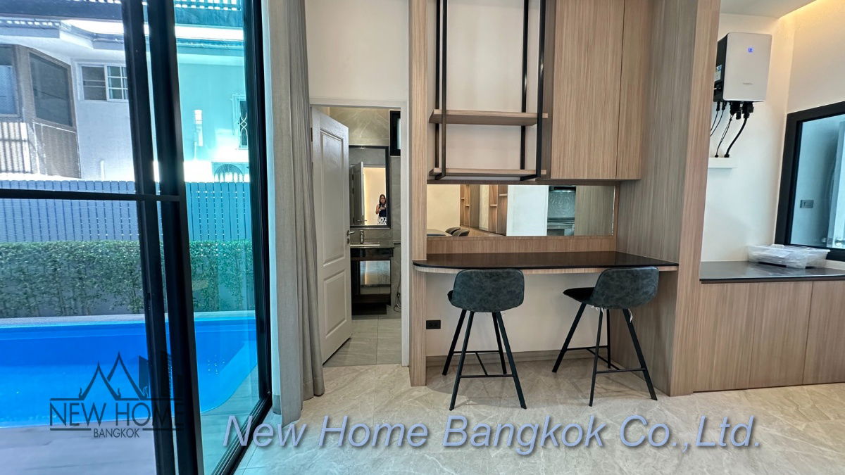 รูป บ้านเดี่ยวสไตล์โมเดิร์น 3 ชั้น พร้อมสระว่ายน้ำให้เช่า – เลี้ยงสัตว์ได้ - รูปที่ 13/37