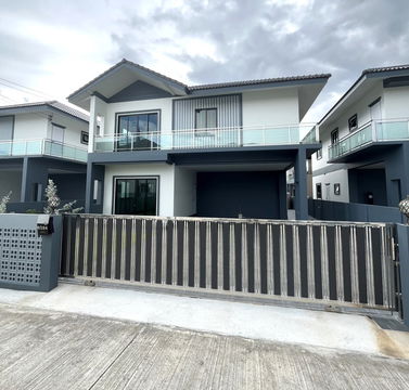 Two-storey detached house for sale  4 bedrooms 4 bathrooms and 2 parkings.