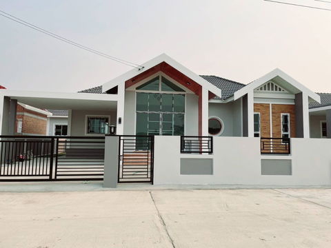 ขายบ้านเดี่ยวชั้นเดียว  3 ห้องนอน  2 ห้องน้ำ  1 ห้องครัว 2 ที่จอดรถ