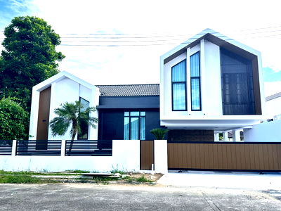 บ้านเดี่ยว เชียงใหม่ : ขายบ้าน Pool villa สองชั้น  3 ห้องนอน  3 ห้องน้ำ  1 ห้องครัว  2 ที่จอดรถ