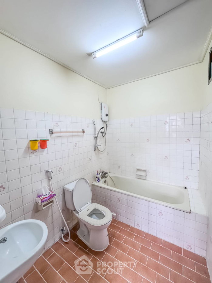 picture 4-BR Townhouse near MRT Huai Khwang (ID 2336633) - 14/14