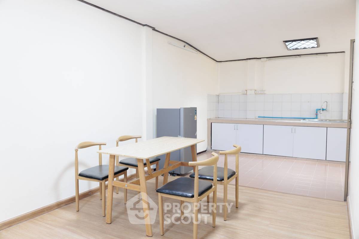 picture 4-BR Townhouse near MRT Huai Khwang (ID 2336633) - 4/14