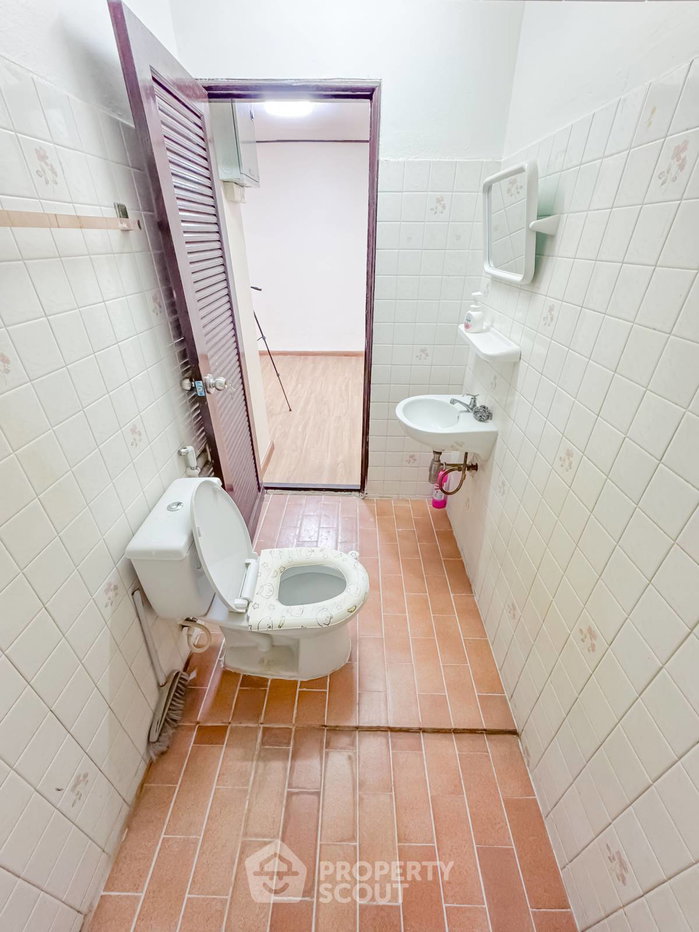 picture 4-BR Townhouse near MRT Huai Khwang (ID 2336633) - 9/14