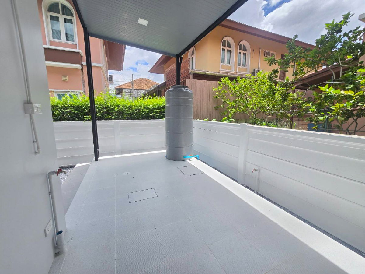 รูป บ้านหลังใหญ่ เนื้อที่เยอะมาก แต่งใหม่ทั้งหลัง ต่อเติมเต็ม จัดสวนสวย น่าอยู่มาก หมู่บ้าน ทัสคาน่า ถนนพระยาสุเรนทร์41 คลองสามวา  - รูปที่ 32/55