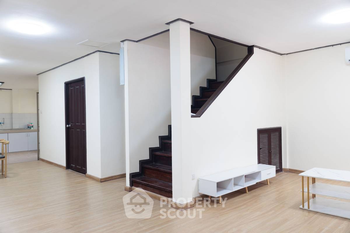 picture 4-BR Townhouse near MRT Huai Khwang (ID 2336633) - 2/14