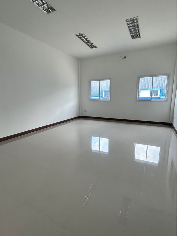 รูป โกดังให้เช่า ลำลูกกาคลอง6 ขนาด 600 ตรม.  มี ออฟฟิศ 2 ชั้น พื้นรับน้ำหนัก 3 ตัน/ตรม. ไฟฟ้า 3 เฟส อาคารใหม่ พื้นขัดมัน ทำโรงงานได้ รถใหญ่เข้าได้ - รูปที่ 4/14
