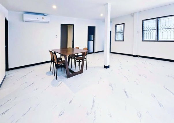 รูป ให้เช่าบ้านชั้นเดียว 320ตร.ม. MRT ห้วยขวาง 600ม.ถ.ประชาราษฎร์บำเพ็ญ2-10 80ตร.วา.รร.นานาชาติรีเจนท์ 1.9 กม. 4 นอน ตลาดสดห้วยขวาง 800 ม. - รูปที่ 5/8