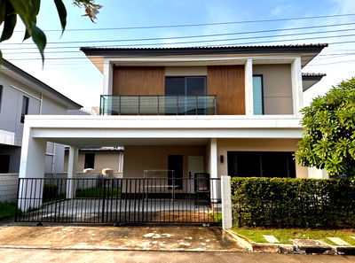 บ้านเดี่ยวให้เช่า : บ้านเดี่ยว 2 ชั้น (owner) ตกแต่งเฟอร์ครบ พร้อมลากกระเป๋าเข้าอยู่