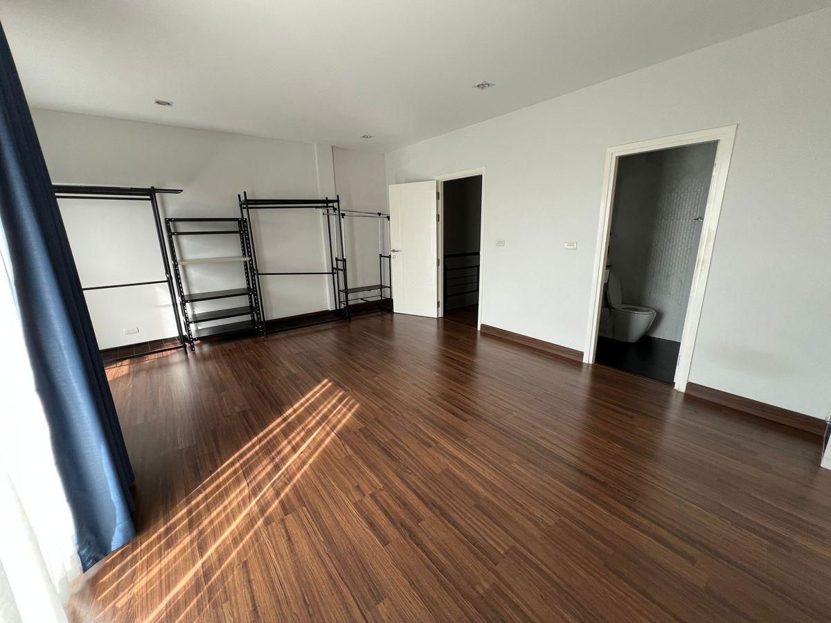 รูป ทาวน์เฮ้าส์ให้เช่า 📍 Baan Chayada @ Work 📍 3 ห้องนอน 3 ห้องน้ำ เฟอร์นิเจอร์ และ เครื่องใช้ไฟฟ้าครบ  - รูปที่ 7/13