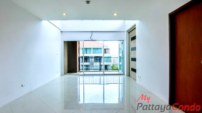 ขายคอนโด : 🛏️ 2 ห้องนอน - 🛁 2 ห้องน้ำ - 🏙️ Pool View - 🇹🇭 ชื่อบริษัท - 🏢 Diamond Suites Resort Pattaya - รหัส: DS09