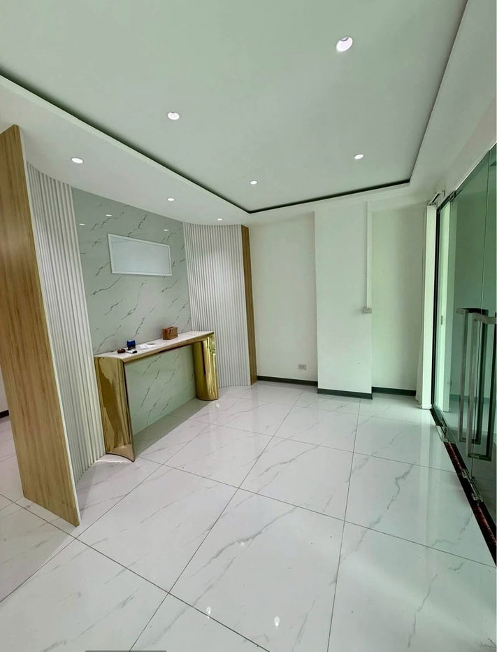 รูป 📢 ให้เช่าโฮมออฟฟิศ 4 ชั้น ตกแต่งหรู ครบครัน B Square พระราม 9 — เหม่งจ๋าย 4 ห้องนอน 3 ห้องน้ำ รีโนเวทใหม่ทั้งหลัง - รูปที่ 2/10