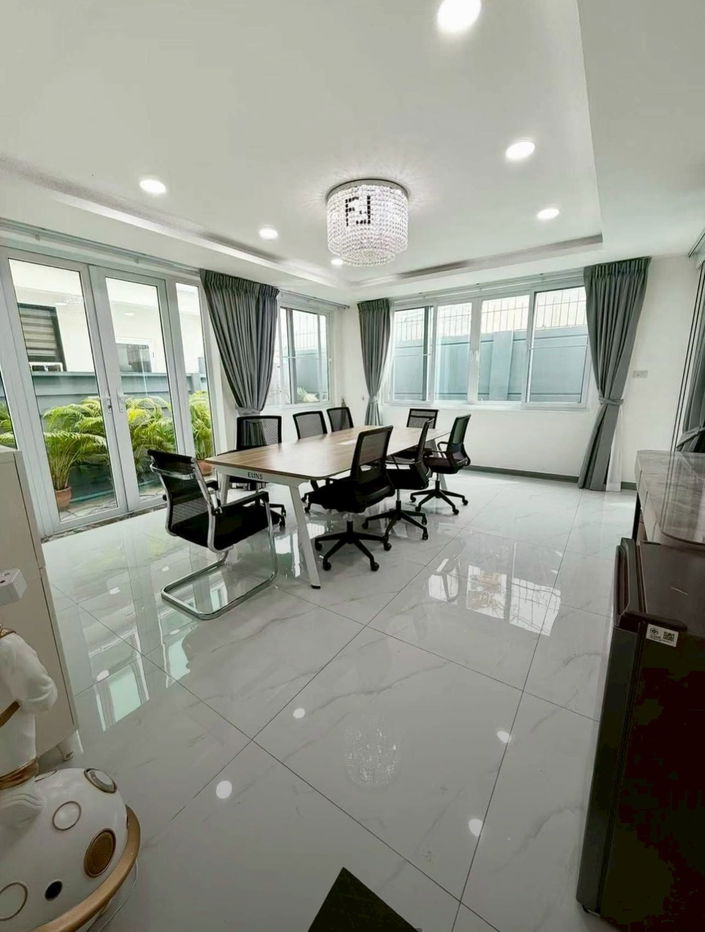 รูป 📢 ให้เช่าโฮมออฟฟิศ 4 ชั้น ตกแต่งหรู ครบครัน B Square พระราม 9 — เหม่งจ๋าย 4 ห้องนอน 3 ห้องน้ำ รีโนเวทใหม่ทั้งหลัง - รูปที่ 6/10