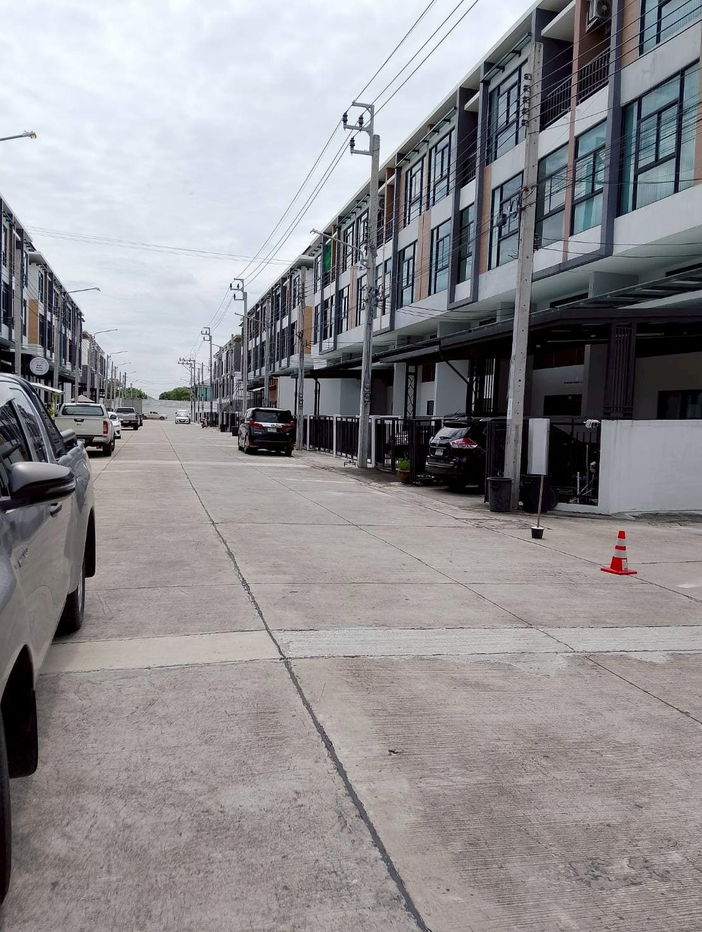 รูป ให้เช่า โฮมออฟฟิศ 3 ชั้นครึ่ง โครงการ TRIO ร่มเกล้า มีนบุรี ห้องมุม เพียง 15 นาที ถึงสุวรรณภูมิ 5 นาทีถึงแอร์พอร์ตลิ้งลาดกระบัง - รูปที่ 4/13